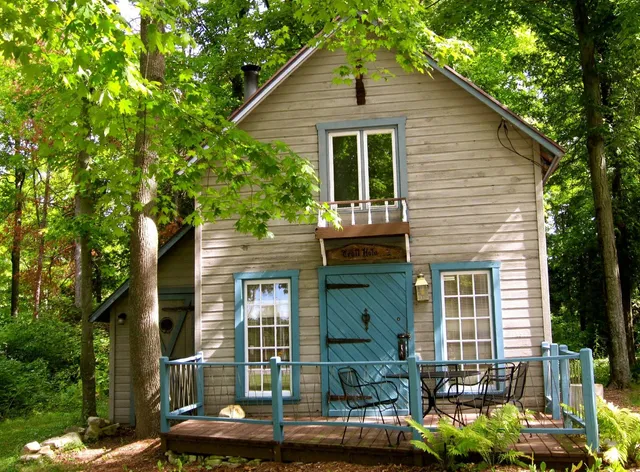 The Harbor Light Inn