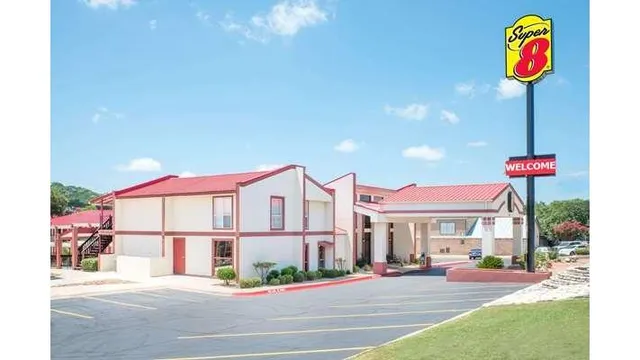 Super 8 by Wyndham Kerrville TX