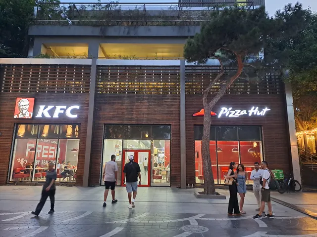 KFC Fəvvarələr Meydanı