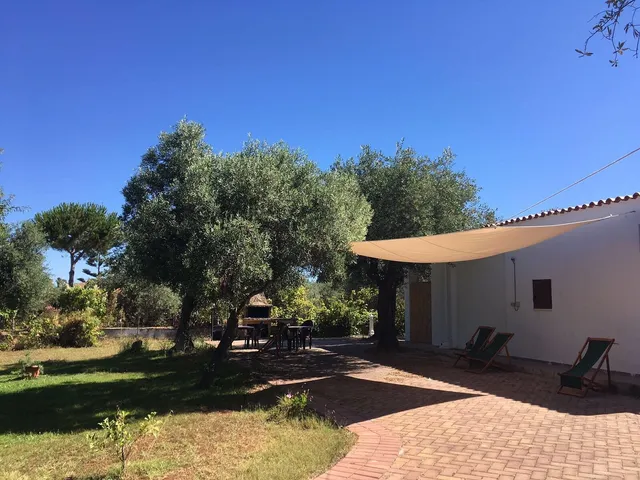 "Charming Hideaway" Guest House