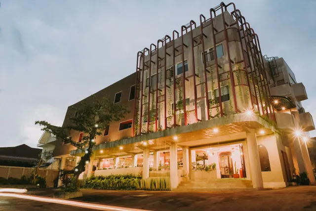 Pana House - Gayung Kebonsari