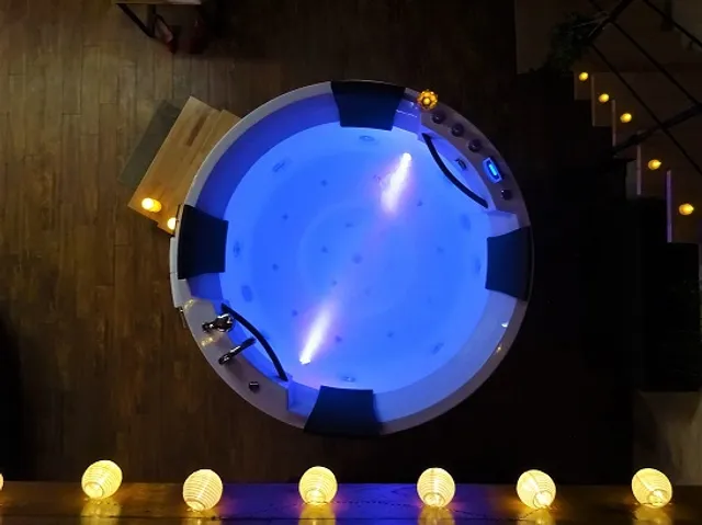 Le Boudoir de Nana 37. Gite romantique, love room pour couple. lit rond, spa , espace massage, chambre coquine, wifi...