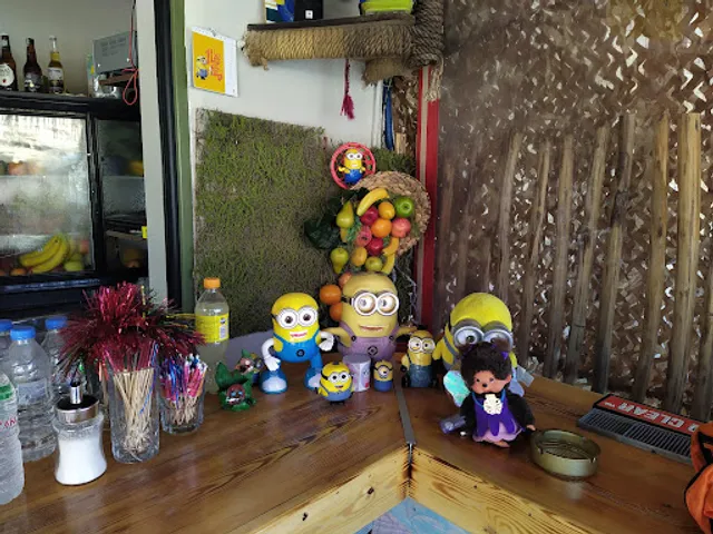 Le Minion Fruit Bar Matala