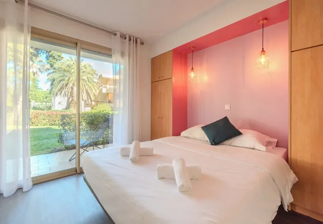 Les 15 Pins & la Mer