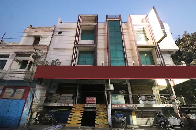 OYO Hotel Maxx Near Sahara Ganj Mall