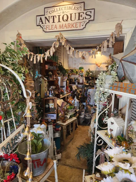 Off Main St. Vintage Shop