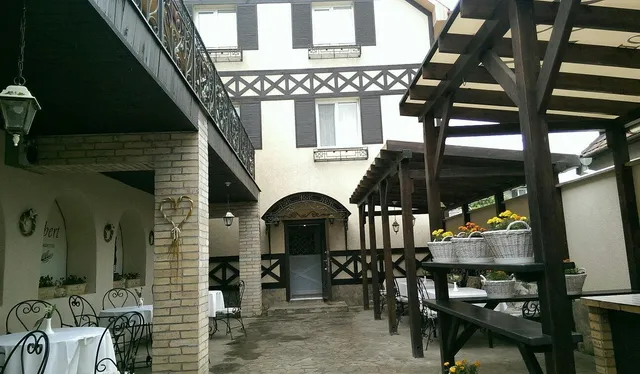 Rodynnyy Mayetok "Lambert"