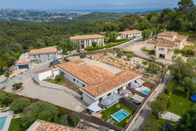 Gîtes Domaine de la Chapelle avec piscine chauffée et Jacuzzi privatifs / Côte d'Azur