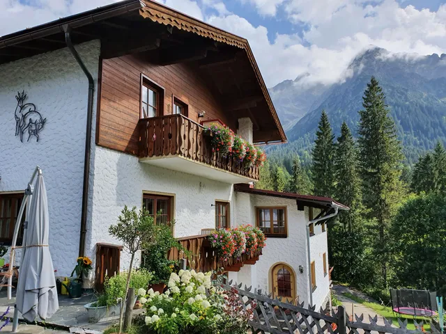 Haus Bergidyll - Mrs Hildegard Mayer