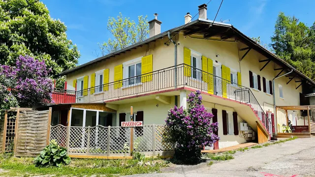 Les Gîtes de Chauvet 6 gîtes sur la RN85, de 1 à 9 pers. Séjour en couple, famille ou entre amis. Motards, animaux bienvenus.