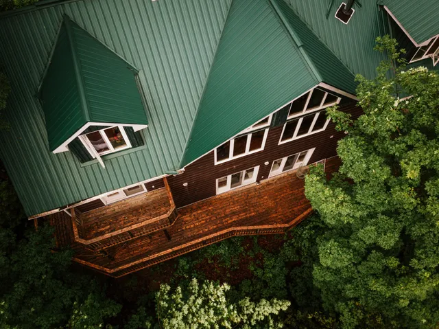 The Edge of Esson Lake