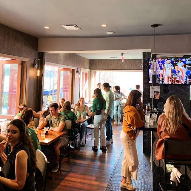 Top Tomato Bar & Pizza