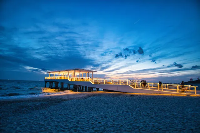 The SUNSET Pier & Café