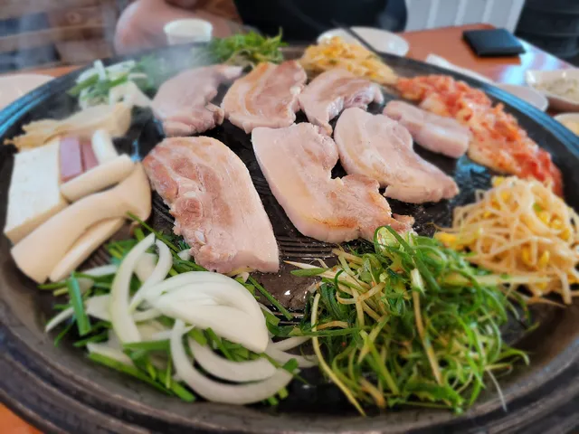 왕솥뚜껑생삼겹살