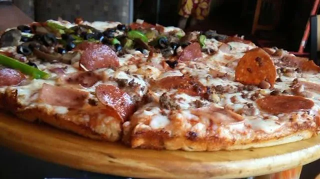 Queezos Aguilas + Q Pizza