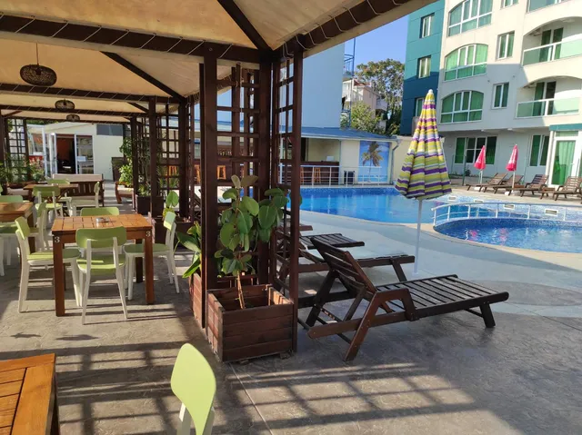 Семеен хотел Бенито, Равда