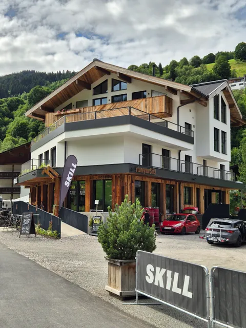 The SKILL® Mountain Lodge - Hostel, Camping & Stellplatz