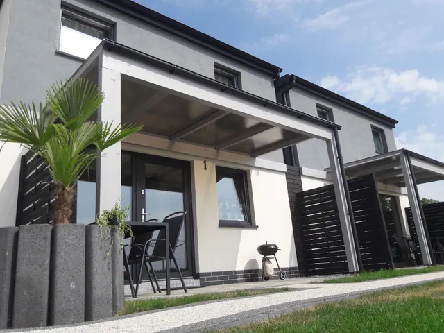 DOMKI NA SKRAJU LASU