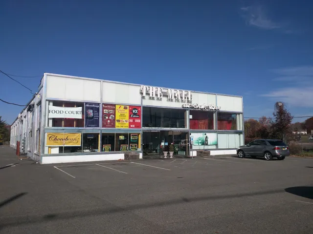 The Mall at Oak Tree