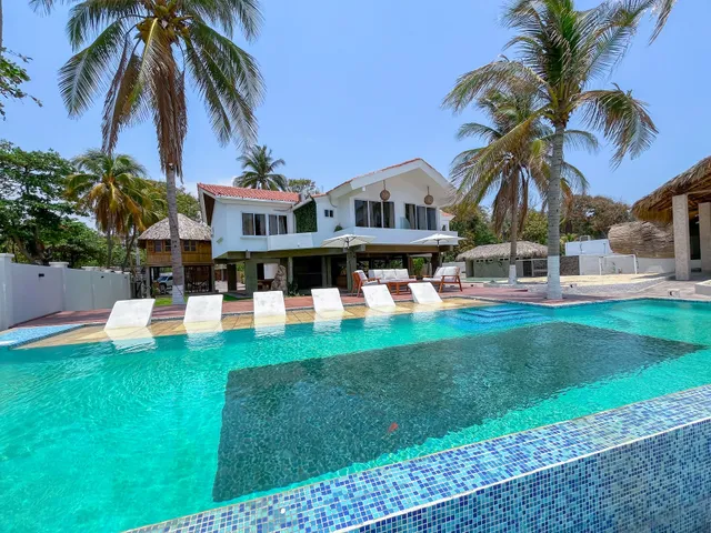 The Rooftop Hotel Beach & club