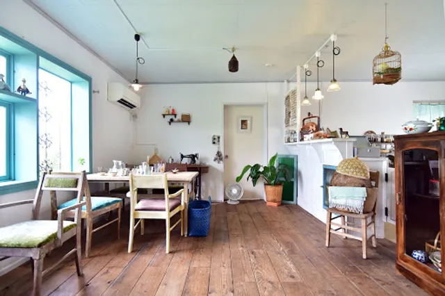 mo cua so-on the table-