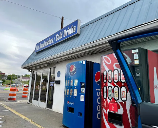 Blue Circle Market - Poor Trav's Deli