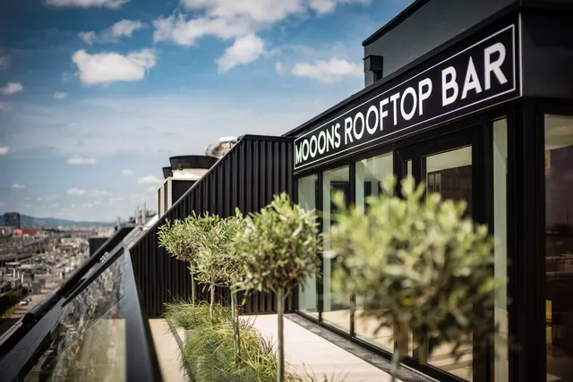 MOOONS Rooftop Bar