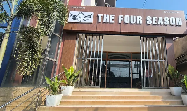 THE FOUR SEASON HOTEL