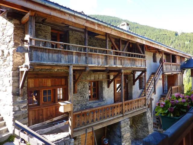 location chalets 6 à 14 personnes proche pistes/Chalets Ferme du Villaret Peisey Vallandry