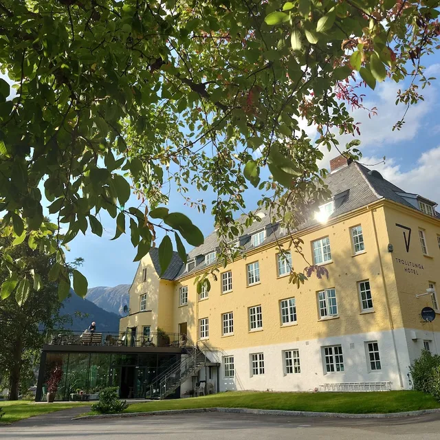 Trolltunga Hotel