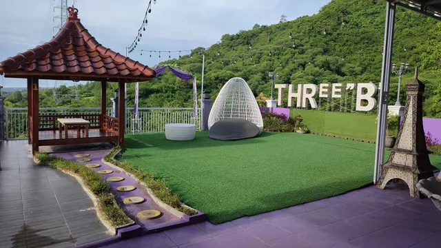 Three b Villa and Resto