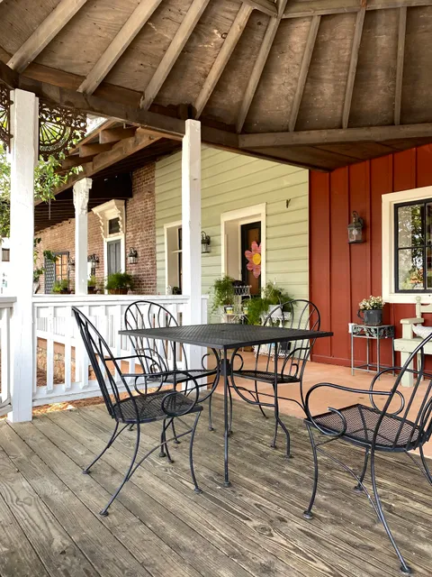 Lightnin' Bugs Cafe and Bakery