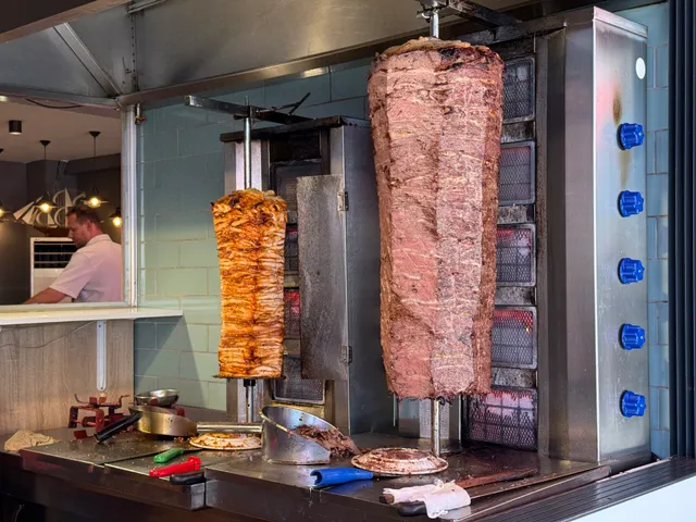 Konak Meydan Dönercisi