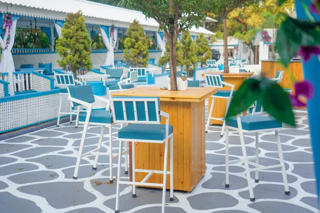 Theo Brookside Lounge