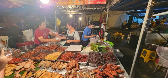 ข้าวเหนียวห่อ ป้าเยาว์ ข้างวัดใหญ่พิษณุโลก