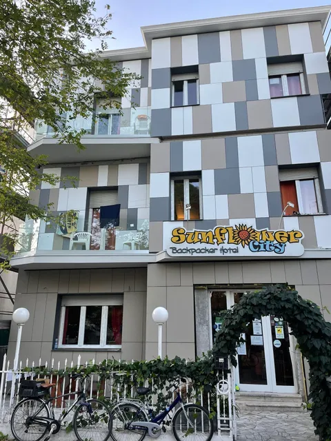 Sunflower CITY backpacker