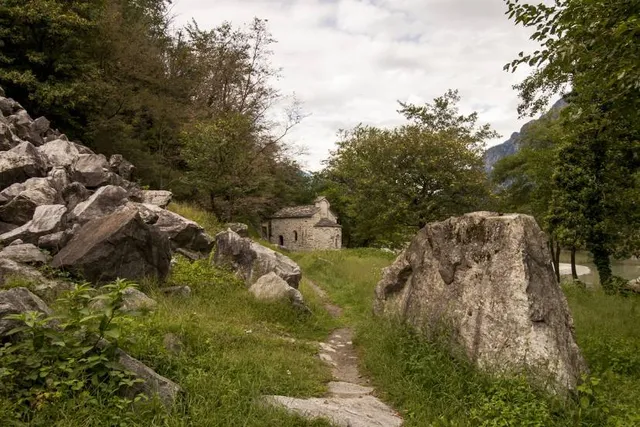 Tempietto di San Fedelino sul Lago Mezzola