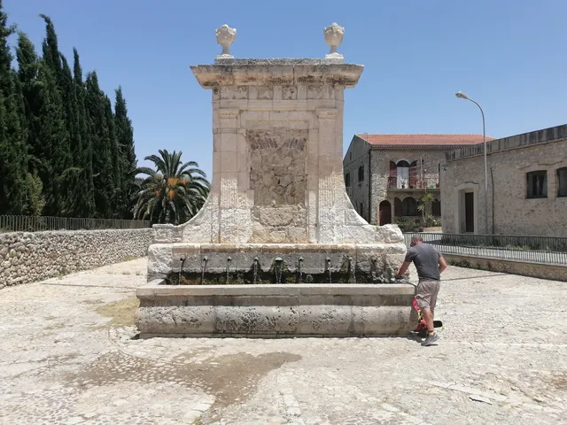 Fontana Novi Cannola (Fontana dei Nove Cannoli)