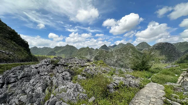 Bãi đá Mặt Trăng Sà Phìn