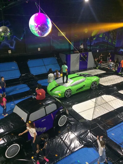 Flip Out Lomas Verdes – Parque de Trampolines y Fiestas Infantiles