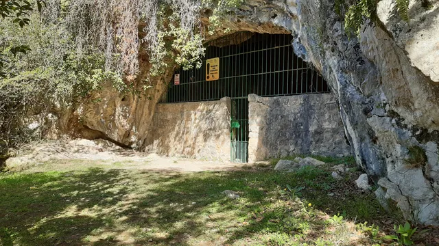 Cave Hornos de la Peña