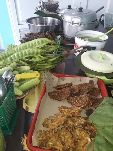 WARUNG MAKAN ALAS DAUN JATI