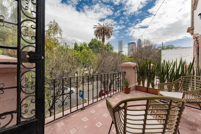 Ayenda Anzures Black House