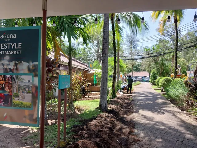 Canal Village Laguna Shopping