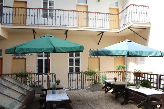 Alice Apartment House / Penzion Alice