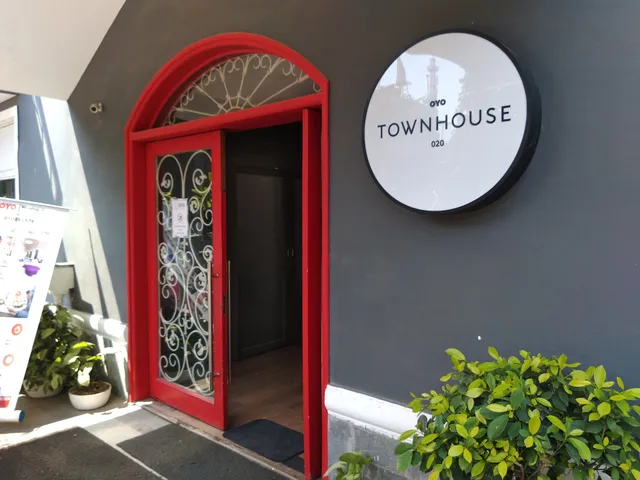 OYO Townhouse 20 Huda Metro South City 1 Near Appu Ghar