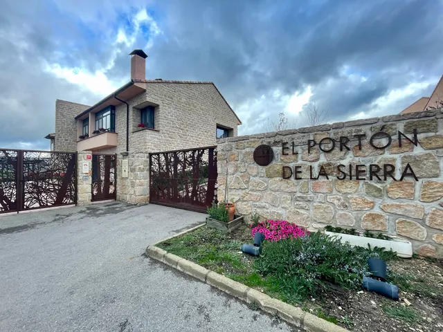 Hotel y Apartamentos El Portón de la Sierra