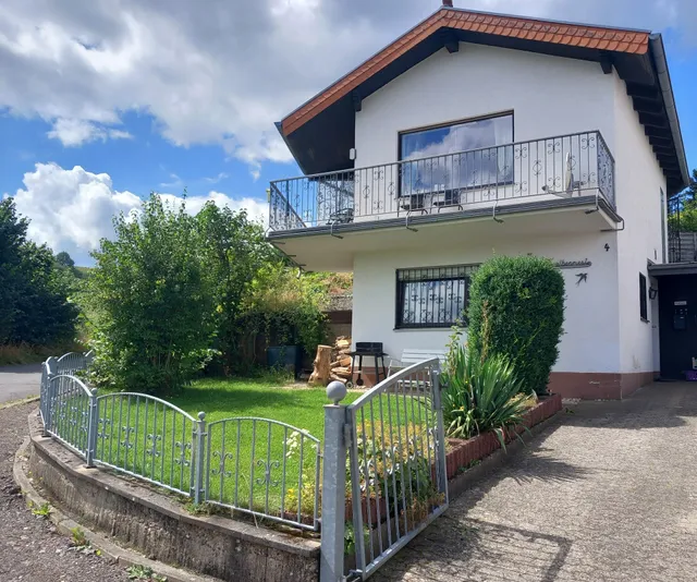 Eifel Urlaub mit Hund im Ferienhaus Schwalbennest Schalkenmehren direkt an den Maaren