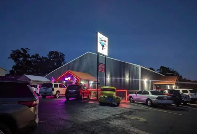 Chic's n Dix HonkyTonk & Saloon