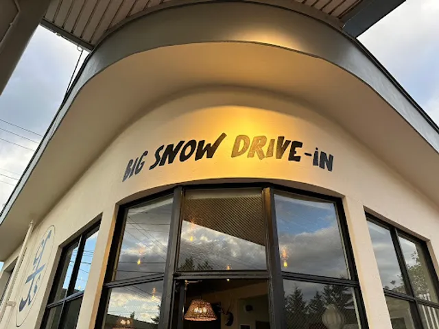 BIG SNOW DRIVE-iN（冬季休業中）